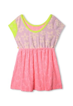 Robe à manches courtes, haut floral violet, encolure vert néon, et jupe texturée rose avec des motifs en forme de cœur.