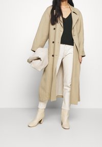 Marc O'Polo Džíny Relaxed Fit - off-white