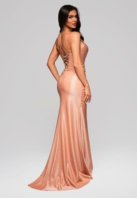 Abendkleid in Roségold mit figurbetonter Silhouette. Aus glattem Satin gefertigt, mit tiefem Ausschnitt und schnürbarem Rückendesign. Bodenlang.