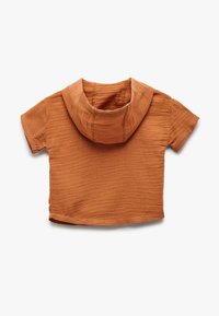 Roestkleurig cropped t-shirt van textuurstof, met een capuchon en korte mouwen. Schone naden en een subtiel kreukpatroon vergroten de visuele interesse.