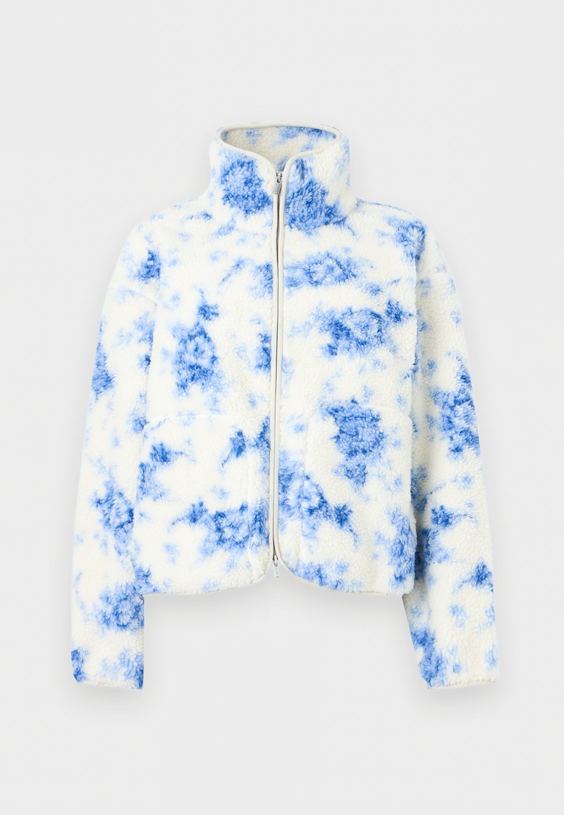 Weiße Fleecejacke mit blauen Batikmustern, einem durchgehenden Frontreißverschluss und einem Stehkragen, vor einem einfarbigen Hintergrund präsentiert.