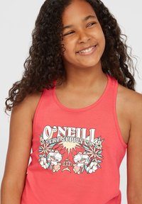 Koralle ärmelloses Tanktop mit grafischem Design, das florale Elemente und den Text "O'Neill Surf Supply Co." in kontrastierenden Farben zeigt.