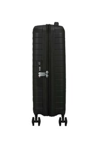 Svart hårt skal resväska med linjär ribbad textur, dragkedjestängning, integrerat kombinationslås och fyra hjul f ör enkel rörlighet.