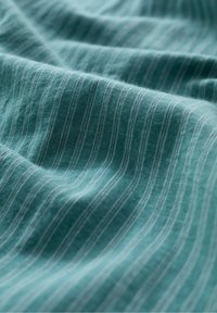 Teal stof met fijne witte strepen, lichtgewicht en textuur, met een soepele val en subtiele glans. De draden zijn iets fuzzy.