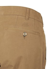 Khaki broek met een gladde textuur, voorzien van een enkele achterzak, knoopsluiting en een gegraveerd merkteken boven de zak.
