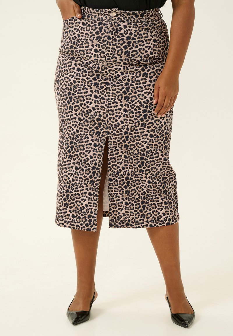 Jupe midi en tissu doux avec imprimé léopard, présentant une fente avant, des poches à la taille et une silhouette ajustée. Les couleurs incluent le beige et le brun foncé.