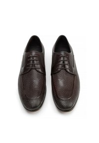 Scarpe marroni in pelle con un motivo a spina di pesce testurizzato, design con lacci e punta arrotondata. Accenti lisci vicino ai lacci e alle suole.