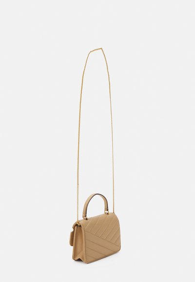 Tory Burch KIRA CHEVRON MINI TOP HANDLE CHAIN WALLET - Handbag - desert dune