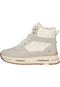Zapatilla alta con un upper de ante beige claro, acentos en crema brillante, forro suave, herrajes dorados y una suela blanca gruesa con un agarre texturizado.