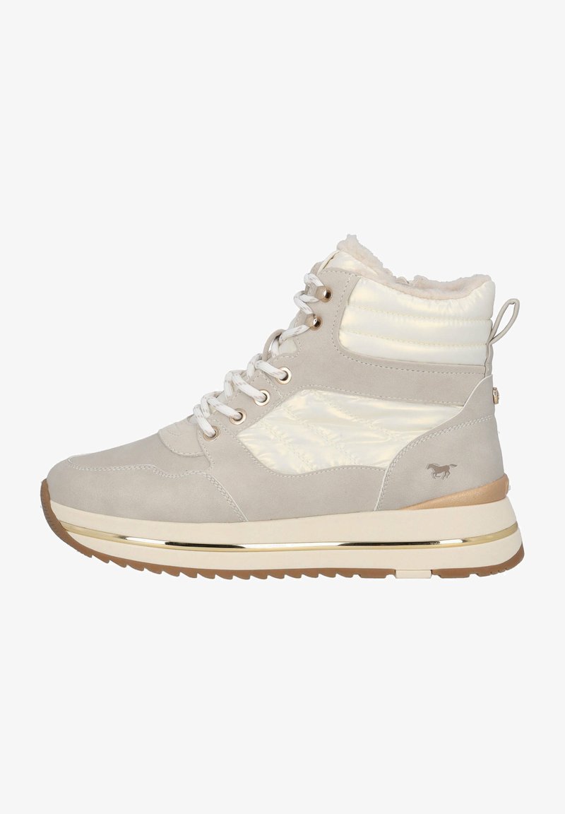 Zapatilla alta con un upper de ante beige claro, acentos en crema brillante, forro suave, herrajes dorados y una suela blanca gruesa con un agarre texturizado.
