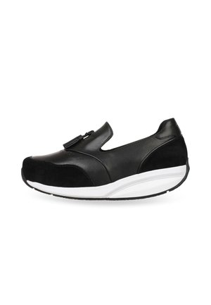 Zapatilla negra tipo slip-on que presenta una combinación de texturas de cuero liso y ante, con una media suela blanca y un diseño de punta redondeada.