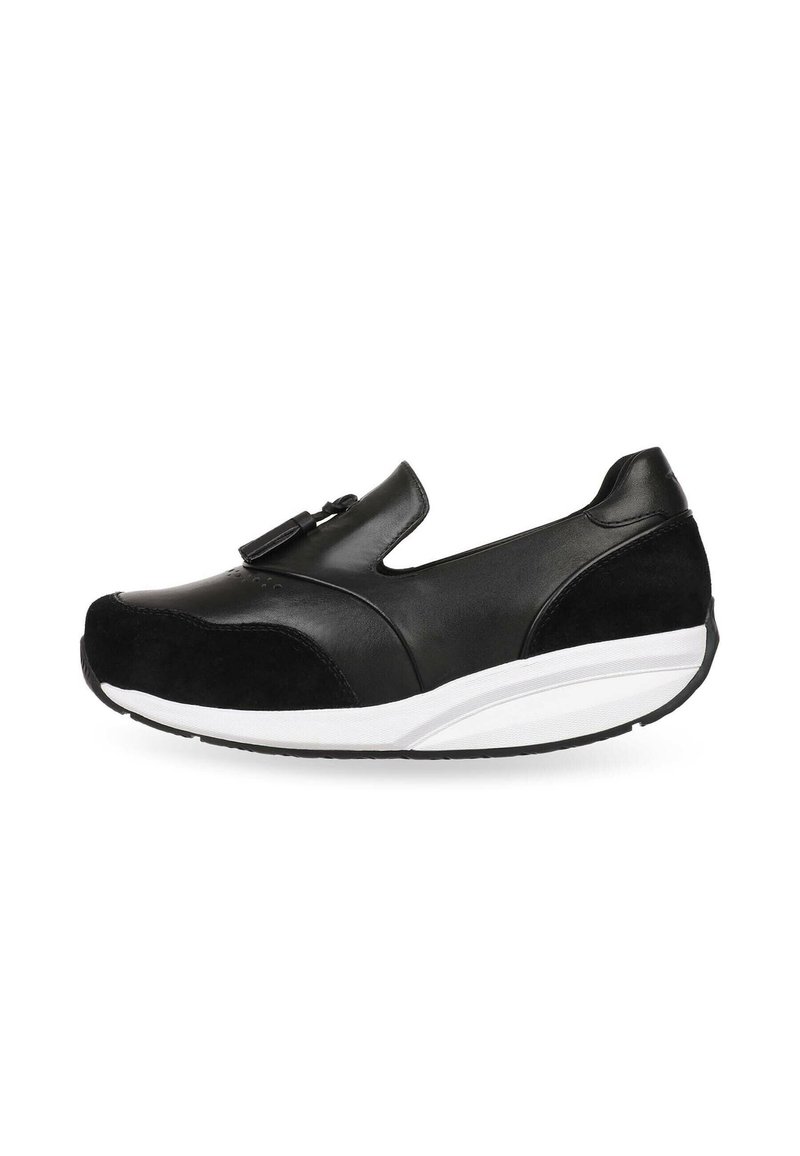 Zapatilla negra tipo slip-on que presenta una combinación de texturas de cuero liso y ante, con una media suela blanca y un diseño de punta redondeada.