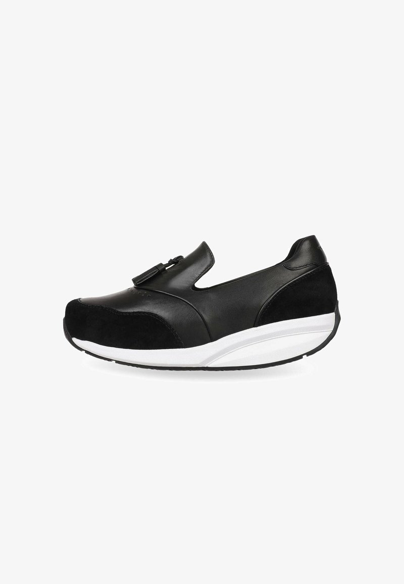 Zapatilla negra tipo slip-on que presenta una combinación de texturas de cuero liso y ante, con una media suela blanca y un diseño de punta redondeada.