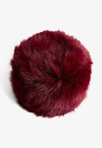 Pompon rotund, din blană burgundă închisă, cu o textură moale și densă, având fire lungi și fluide și o formă rotundă. Fără hardware sau accente vizibile.