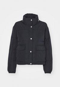 Svart puffjacka med hög krage, tryckknappar, två framfickor, vadderad textur och elastiska ärmslut. Har logodetalj.