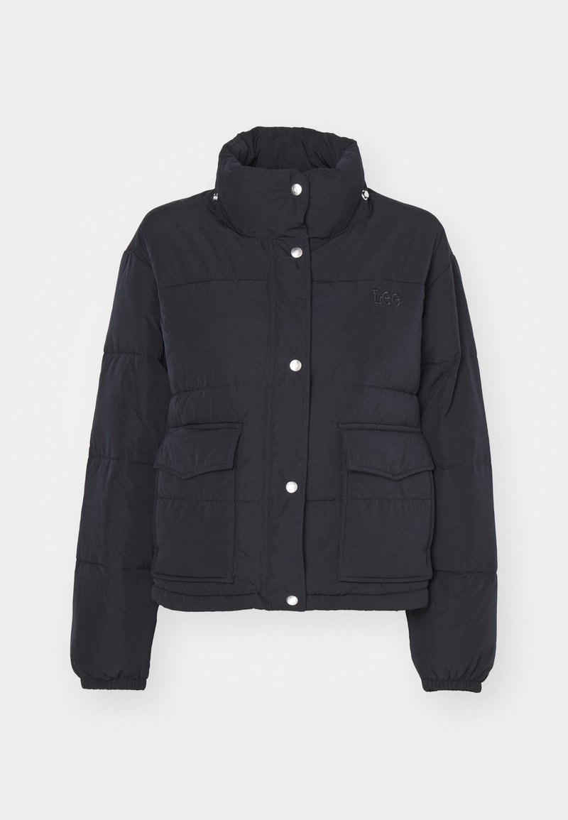 Svart puffjacka med hög krage, tryckknappar, två framfickor, vadderad textur och elastiska ärmslut. Har logodetalj.