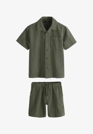 Kurzärmeliges Hemd mit Knopfleiste und Brusttasche sowie Shorts mit elastischem Bund aus passendem olivgrünem Stoff mit dezenten Streifen.