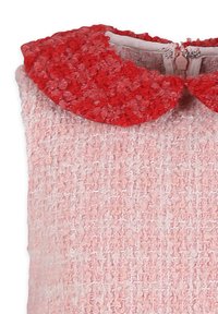 Abito in tweed rosa chiaro con finitura testurizzata, caratterizzato da un colletto arrotondato rosso, in morbido tessuto, a contrasto e chiusura con cerniera posteriore.