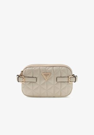 Bolso bandolera de piel beige acolchada con herrajes dorados, una placa de logo triangular y detalles de doble correa. Forma compacta con cierre de cremallera.