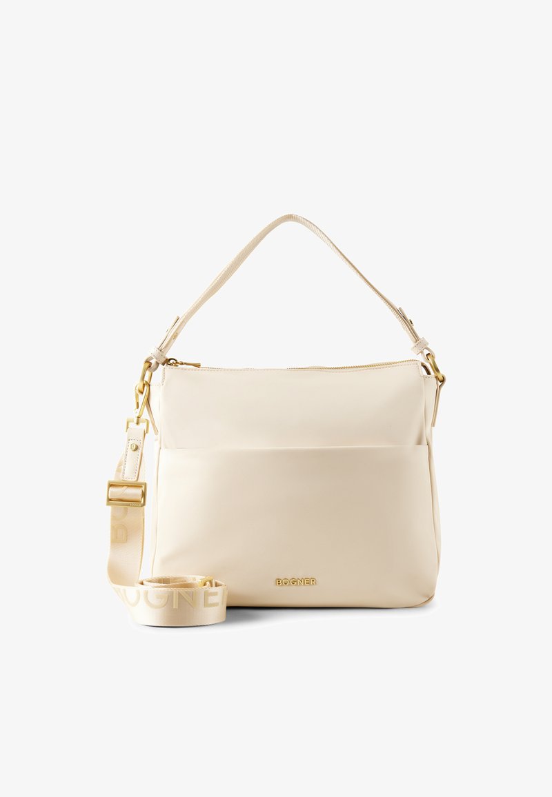 Bolso de hombro de cuero color crema con bolsillo frontal, herrajes dorados, correa ajustable con marca y logo BOGNER en el frente.