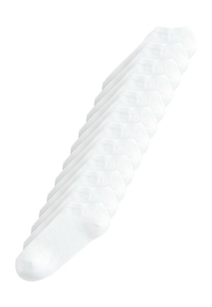 Desať párov jednoduchých bielych členkových ponožiek usporiadaných diagonálne na bielom pozadí.