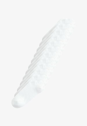 Tíz pár egyszerű, fehér bokazokni, átlósan elrendezve fehér háttéren.