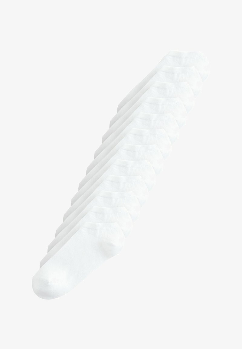 Dix paires de chaussettes blanches unies pour cheville disposées en diagonale sur un fond blanc.