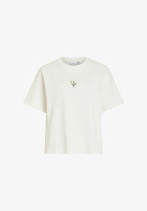 Bela majica s kratkimi rokavi z majhnimi vezenimi rumenimi in rožnatimi gozdnimi cvetovi, ki so nameščeni pod izrezom ovratnika.