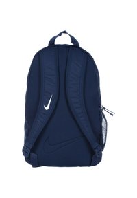 Morský batoh s polstrovanými popruhmi a hornou rukoväťou. Vyznačuje sa bielym logom Nike a sieťovanou bočnou kapsou. Vyrobené z odolného materiálu.