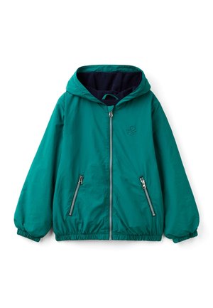 Giacca leggera turchese con cappuccio, tasche laterali con zip, polsini elasticizzati e orlo con coulisse. Interno morbido, dettaglio logo cucito.