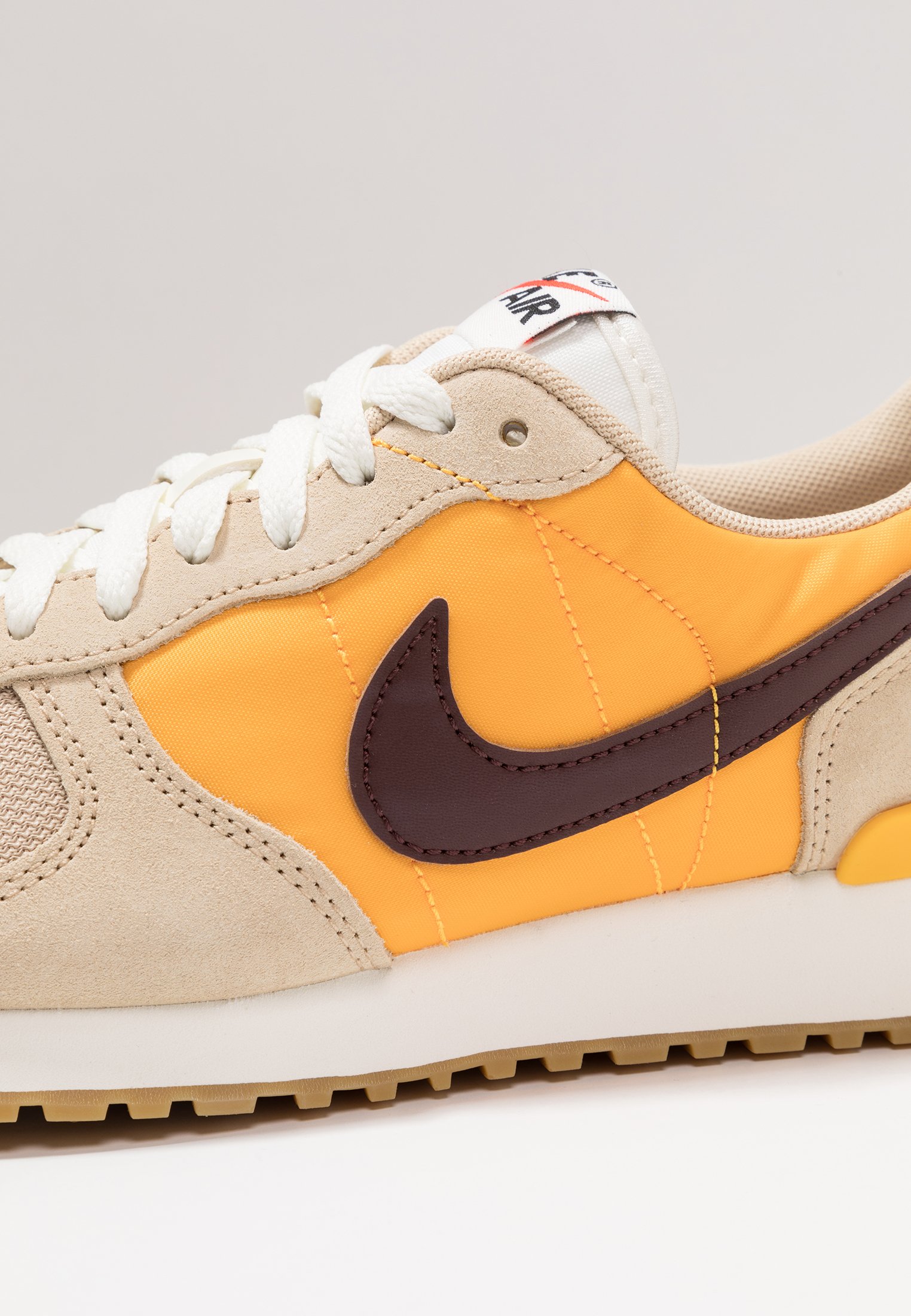 Nike Sportswear AIR VORTEX - Trainers - desert ore/el dorado/university  gold/sail/light brown/team orange/tan - Zalando.de