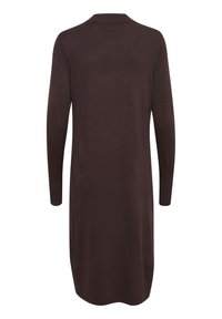 Robe en tricot marron à manches longues avec une texture douce, encolure côtelée et coupe droite ; l'ourlet tombe à mi-cuisse à l'arrière.