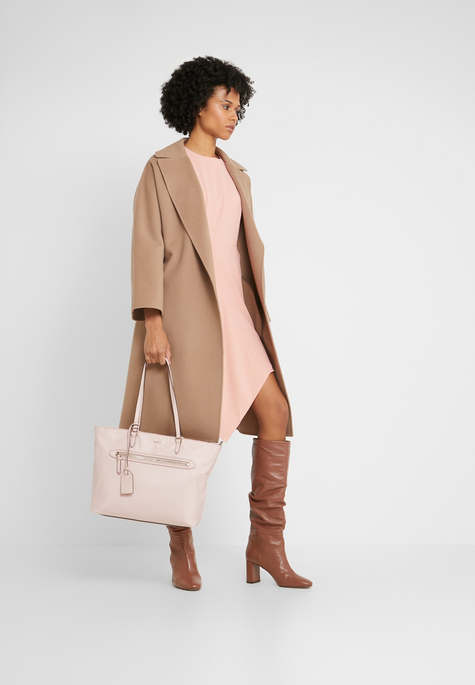 DKNY CASEY LARGE TOTE Shoppingveske nude Zalando.no DKNY CASEY LARGE TOTE Shoppingveske black Zalando.no