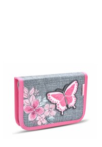 Graue Stoffbörse mit rosa Akzenten, die auf der Vorderseite ein Schmetterlings- und Blumenmuster in Rosa und Weiß zeigt. Texturierte Oberfläche mit markanten Akzenten.