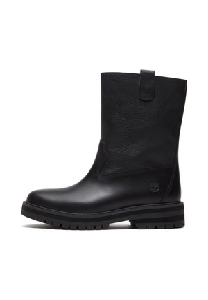 Stivale in pelle nero a metà polpaccio con parte superiore strutturata, parte inferiore liscia, linguetta superiore e suola spessa scolpita. Logo Timberland impresso vicino al tallone.