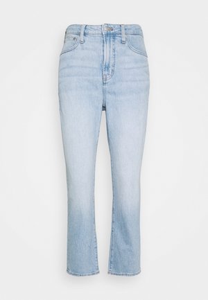 Jean bleu clair taille haute à jambe droite, avec poches avant, passants de ceinture et fermeture par bouton et zip.