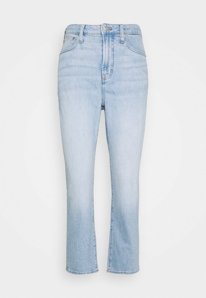 Jean bleu clair taille haute à jambe droite, avec poches avant, passants de ceinture et fermeture par bouton et zip.