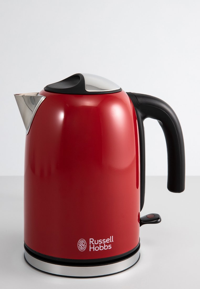 Röd eltekanna med rundad design, rostfri pip, svart handtag och bas. Har en Russell Hobbs-logotyp nära botten.