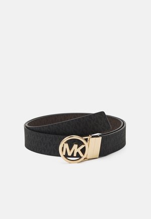 Czarny skórzany pasek z powtarzającym się wzorem "MK" i złotą okrągłą klamrą z logo "MK".