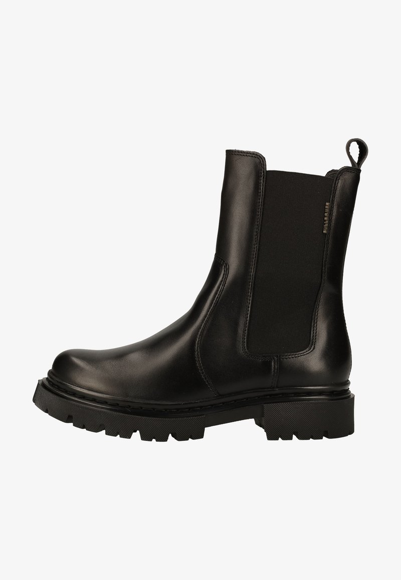 Bottine noire en cuir avec panneaux latéraux élastiques, semelle épaisse à crampons et languette à l’arrière, montrée de profil sur fond blanc.