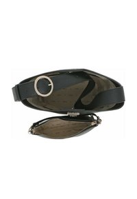 Borsa a tracolla in pelle nera con una texture liscia, ampia tracolla, accento metallico circolare e tasca interna con zip. Fodera con un sottile motivo di marca.