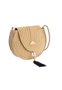 Bolso cruzado de paja trenzada con forma circular, acentos de hilo dorado y un borlas hecha de hebras negras y de colores.