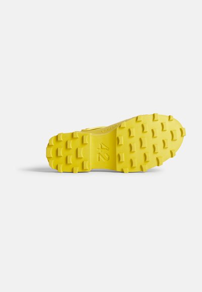 CAMPERLAB Clogs - gelb