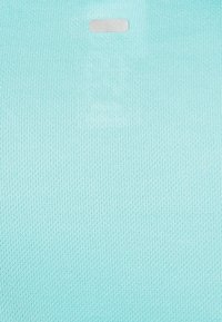 Lichtblauwe stof met een gestructureerd patroon; heeft een kleine zilveren accent aan de bovenkant, waardoor een naadloze en uniforme uitstraling ontstaat.