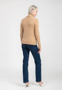 INFLUENCER COWL-NECK - Trui - camel