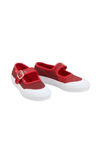 Zapatos de lona rojos con purpurina, suelas de goma blanca, punta redonda y una correa con hebilla plateada. Presentan una textura suave y un diseño de perfil bajo.