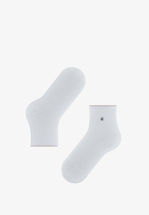 Para białych skarpetek do kostki z prążkowaną fakturą, z małym okrągłym logo z boku i różowym wykończeniem przy ściągaczu.