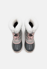 Szare wodoodporne buty z białym sztucznym futrem w środku, różowymi sznurowadłami i gumową podeszwą. Oferują zaokrąglony czubek i poziome detale szwów.