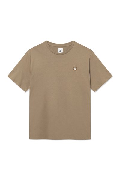 Tan kortærmet crewneck t-shirt med lille rundt logo-patch, der har et hvidt "W" på venstre bryst.