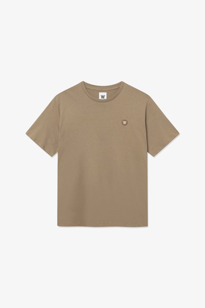 Tan kortærmet crewneck t-shirt med lille rundt logo-patch, der har et hvidt "W" på venstre bryst.